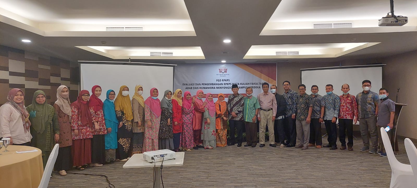 Civitas FAH bersama Narasumber FGD RPKPS 2021 di Hotel Mercure Padang