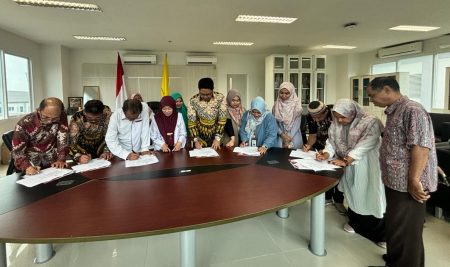 Pejabat Struktural di Lingkungan FAH Tanda Tangani Pakta Integritas Komitmen Kerja
